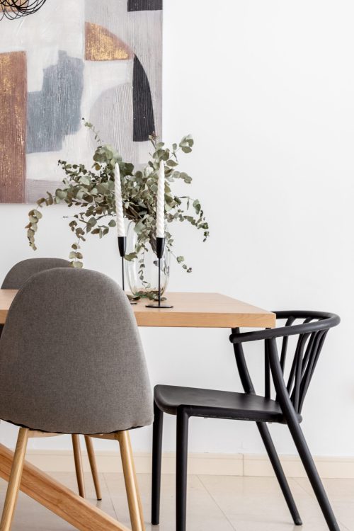 El proyecto Argo trata de una vivienda adosada de tres plantas comprada como inversión.    Con el paso de los años y no ser utilizada por su propietario, decide venderla con total convencimiento de que con un servicio de Home Staging logrará hacerlo en menos tiempo.  Tras su poca Fe en conseguir su propósito, dejó en manos de Ayra Home Staging su vivienda.    En el proyecto Argo se cambiaron 21 puntos de luz de la vivienda, se instaló cañizo de ocultación en terraza y césped artificial. Además se pintó la vivienda en su totalidad y se dotó de amueblamiento real y efímero.    Después de estar 14 días a la venta, su propietario consiguió unos compradores excelentes y confirmó sus sospechas: el Home Staging ayuda a acelerar la venta.